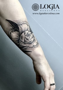 tatuaje-Brazo-Flores-Logia-Barcelona-Dasly    
